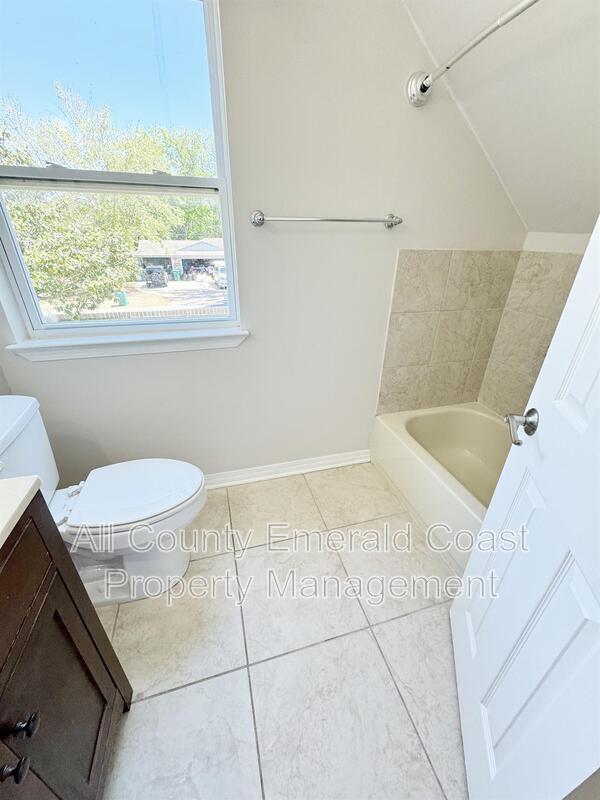 Building Photo - 710 Swan Ln