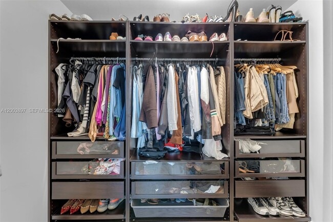 Building Photo - 650 NE 32nd St