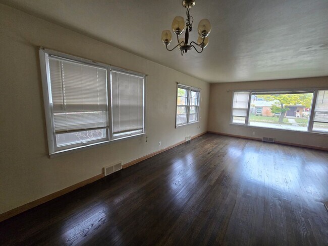 Building Photo - 4338 N Sheffield Ave