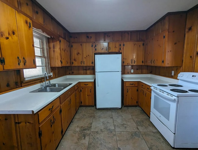 Building Photo - Charming 3 bed and 2 bath located in Rainbow City