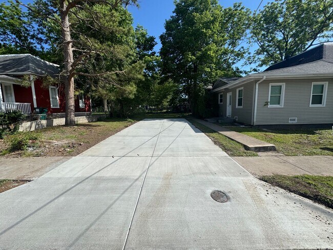 Building Photo - Duplex - Next to Drury University
