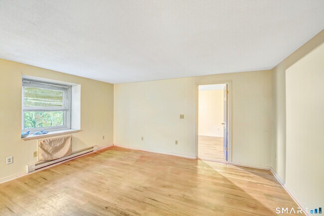 Building Photo - 364 Colonial Ave
