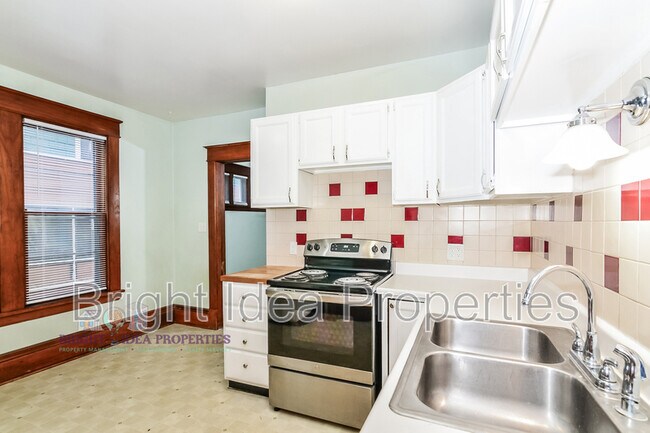 Building Photo - 801 4th St E