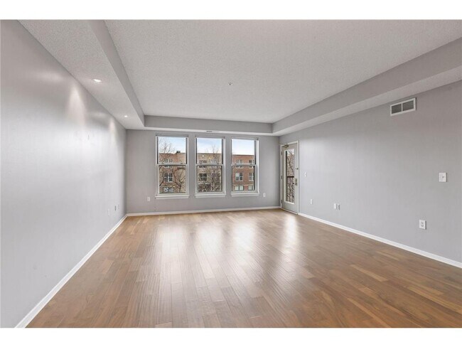 Building Photo - 560 2nd St
