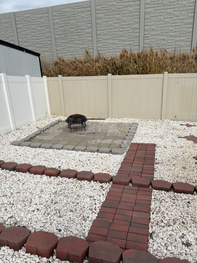 Building Photo - 1616 W Parkview Dr