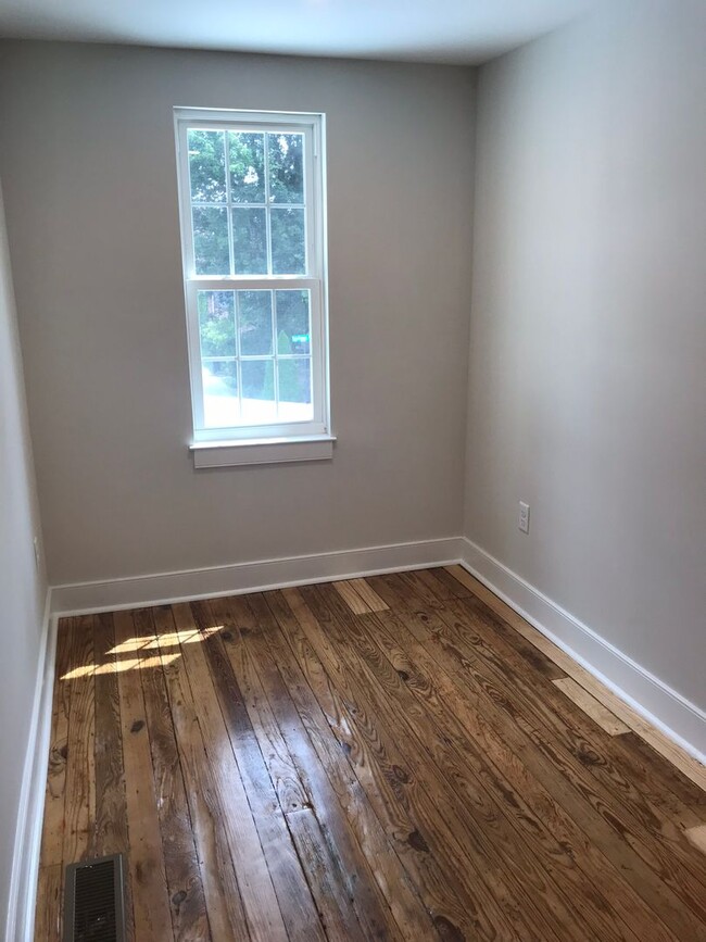 Building Photo - Beautifully renovated townhome in West Che...