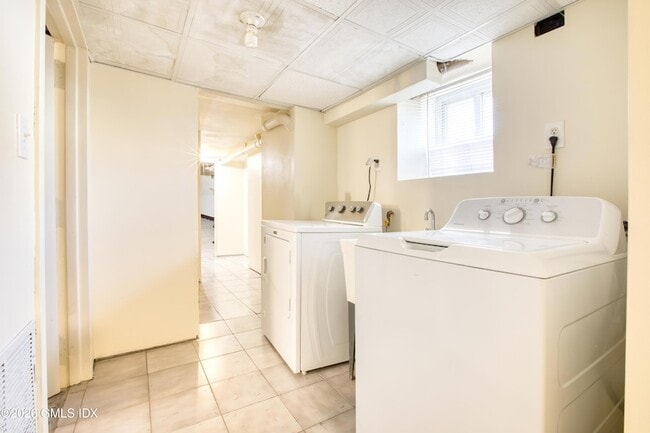 Building Photo - 24 Hollow Wood Ln