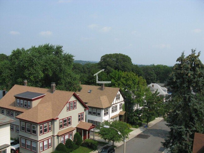 Building Photo - NO FEE!  GREAT 1 BED APARTMENT NEAR BOSTON COLLEGE AVAIL 8/1 ~ HT/HW INCLUDED