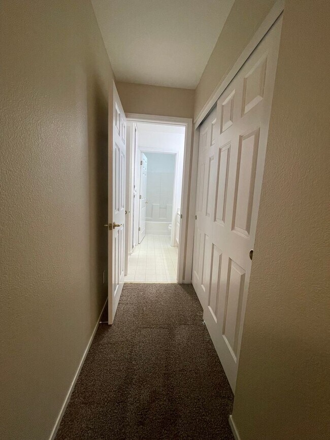 Building Photo - Wonderful Home Close to Shopping and Public Transportation.