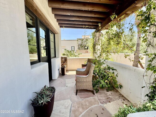Building Photo - 660 W Golf View Dr