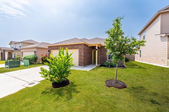 Building Photo - 1 Month Free Rent with 18mo Lease Signed b...