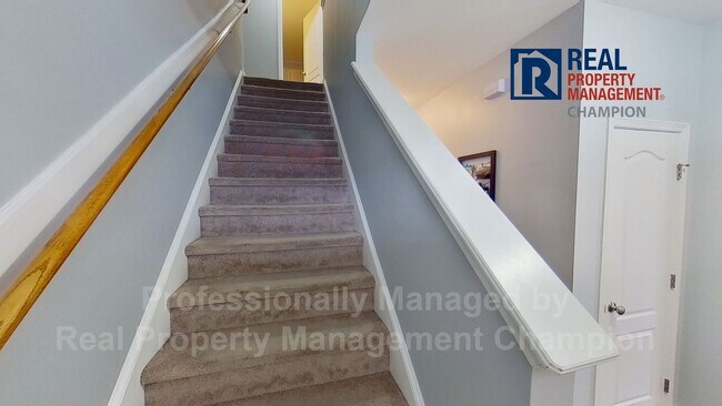 Building Photo - Spacious Executive Home on Friendly Cul-de...