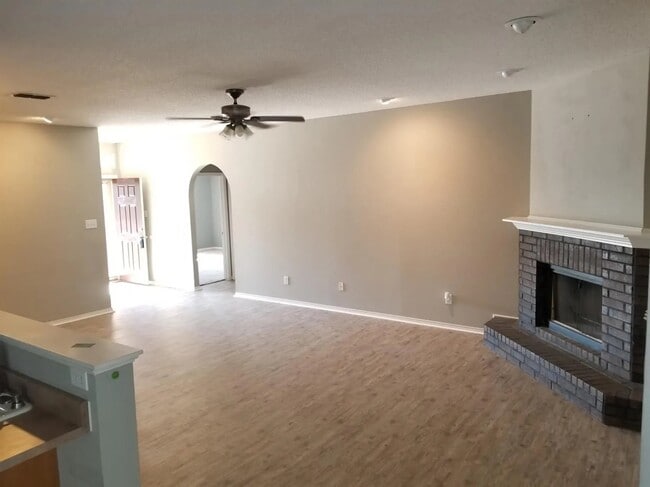 Building Photo - 507 N Hyden Ave