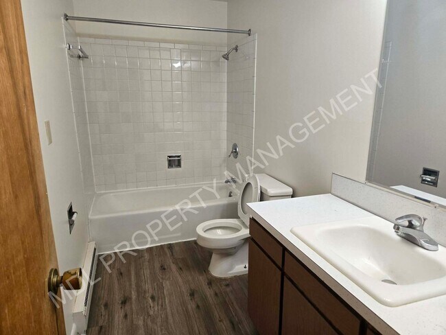 Building Photo - 121 N Woodbridge St