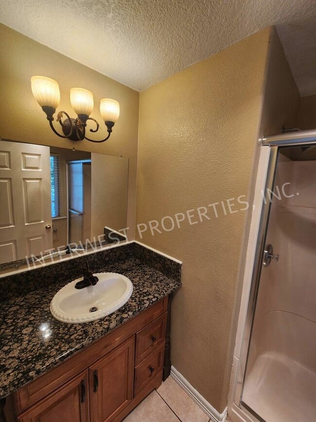 Building Photo - Large 3 Bed+ Bonus Room SW Pdx Home, Natur...
