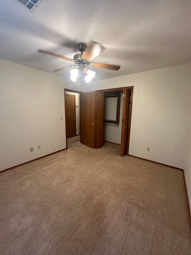 Building Photo - 4 Bed, 2.5 Bath Brick home with 2 car garage