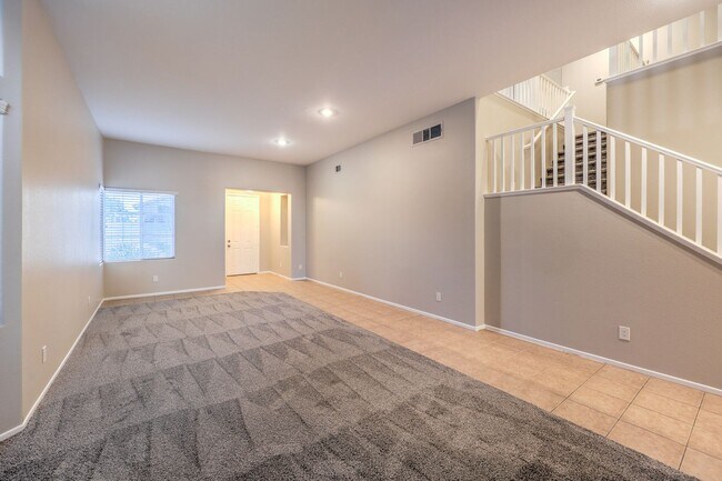 Building Photo - Gorgeous 6Bed/5Bath/4Car, 2-Story Home located in the Mountains Edge