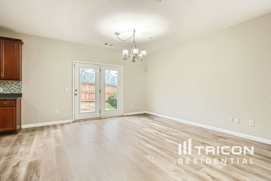 Building Photo - 383 Roseglen Dr NW