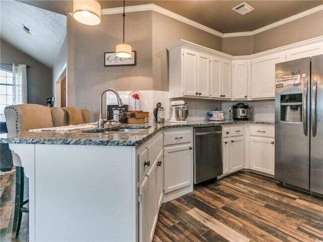 Building Photo - Gorgeous Home Located In Choctaw!!!