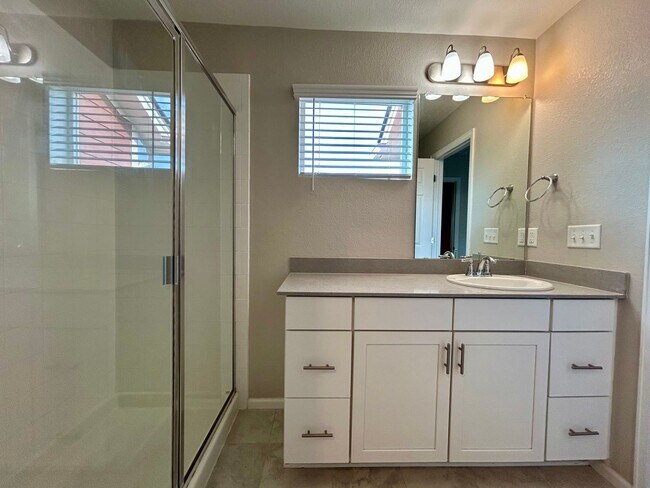 Building Photo - Modern Three Bedroom Townhome Available For Rent in Creekside