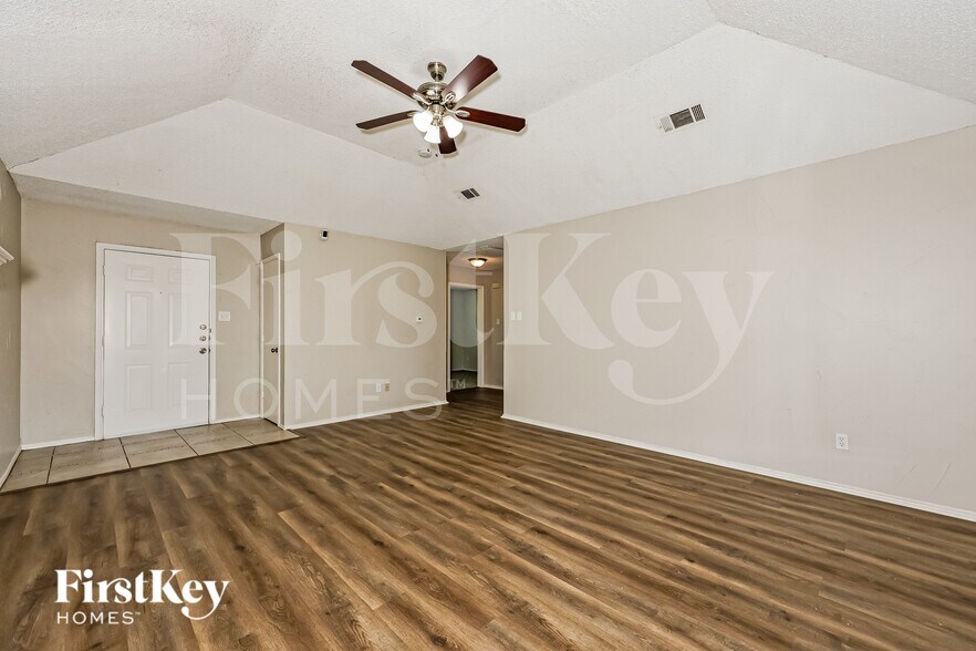 Building Photo - 606 Plainview Dr