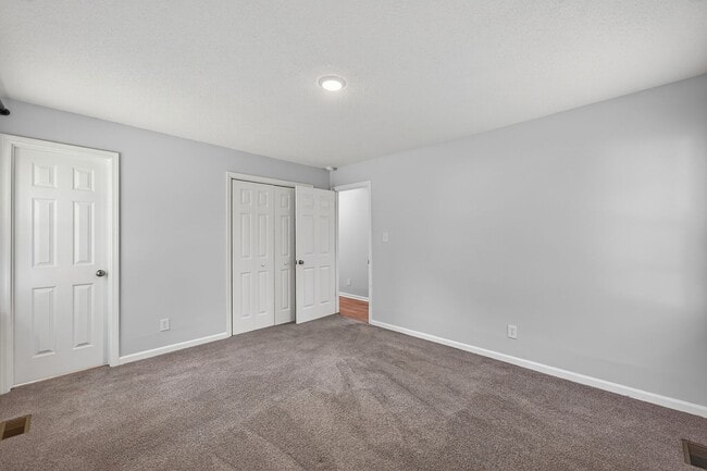 Building Photo - 2527 Country Club Rd