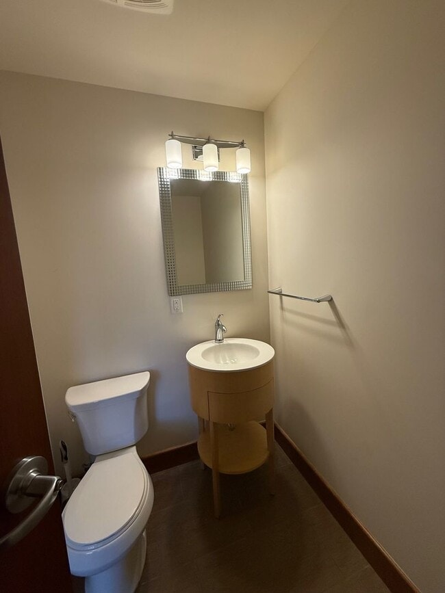 Building Photo - Blue Earth One Bedroom For Lease