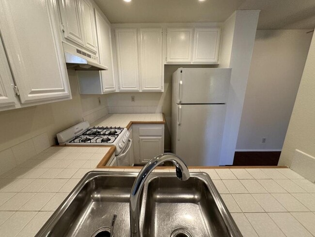 Building Photo - 41 Rosa