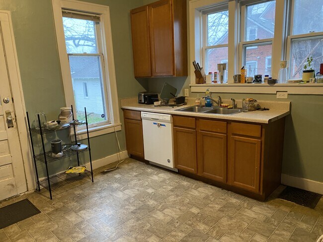 Building Photo - 11 W 14th St