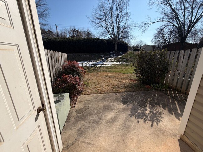 Building Photo - Available now! Great townhouse in convenient Denver, NC location