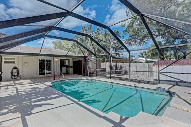 Building Photo - 2545 Venice Dr