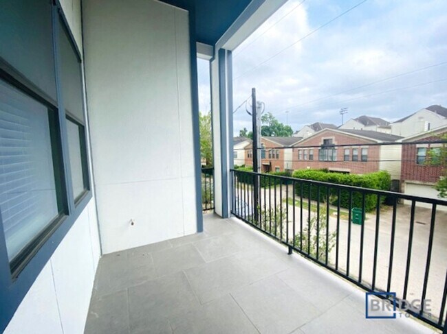 Building Photo - 2202 Arabelle St