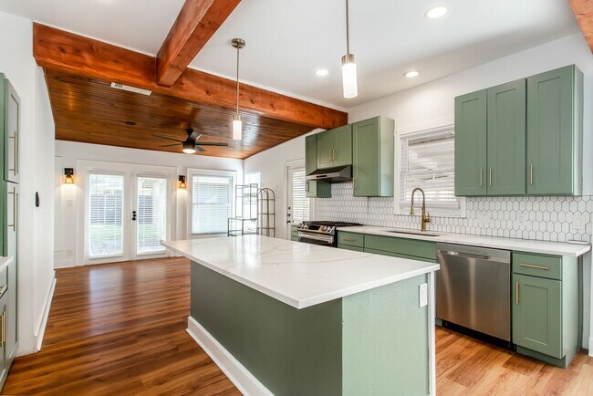 Building Photo - Beautiful Craftsman Style in Junius Heights!