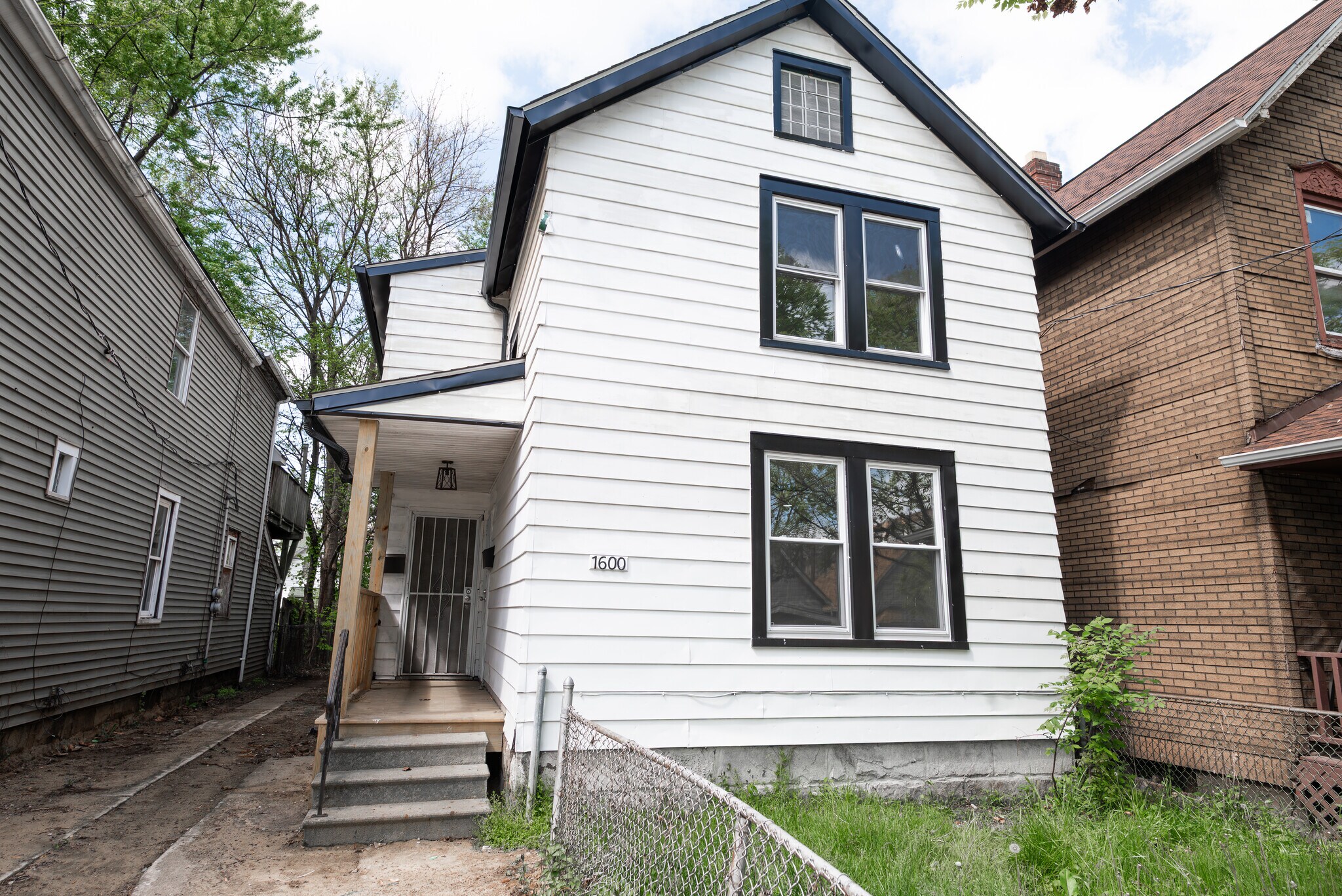 Building Photo - 1600 E 49th St
