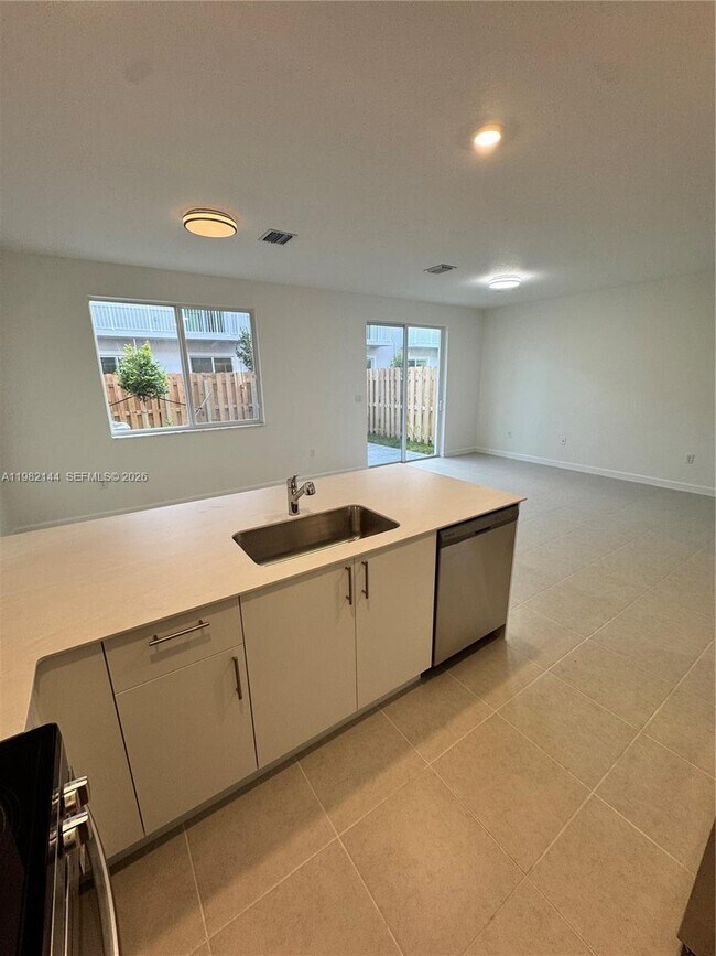 Building Photo - 656 SE 14th Ct