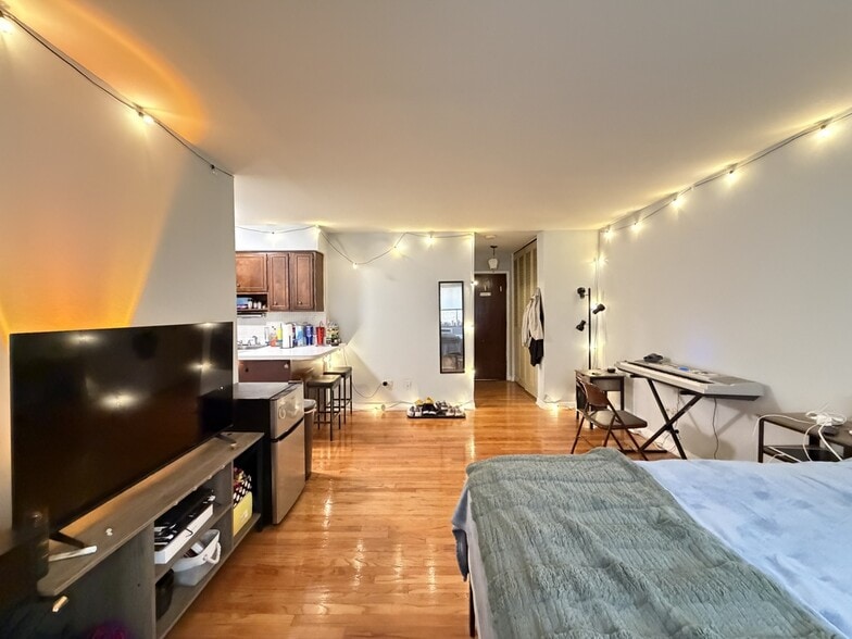 Building Photo - 2620 N Hampden Ct