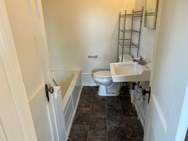 Building Photo - charming  Stone home : 1-bedroom, 1-bathroom
