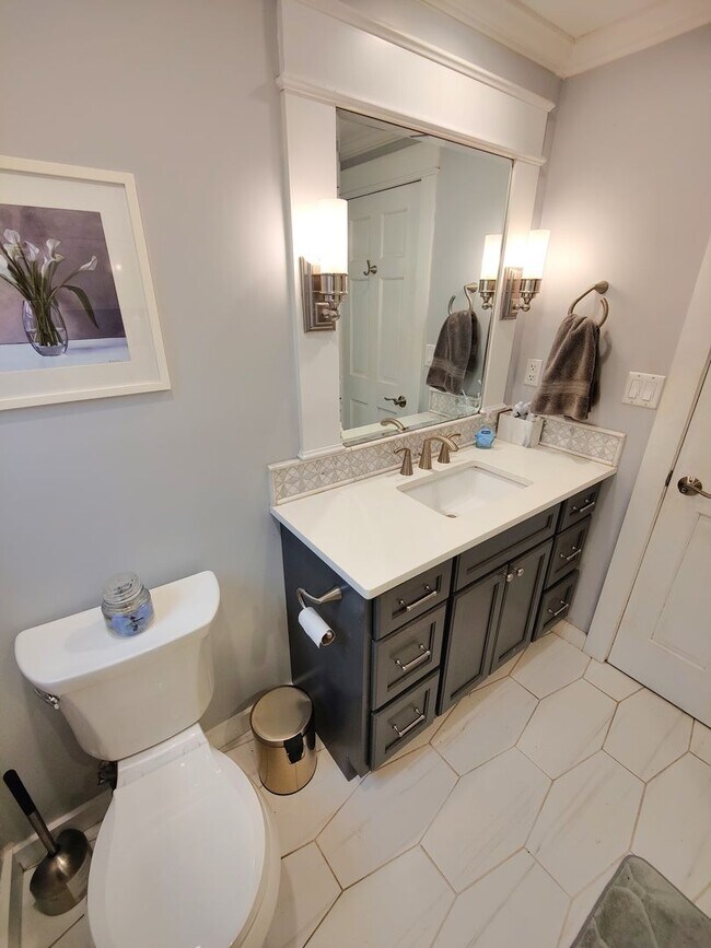 Building Photo - *Beautifully Updated & Spacious 3BD/2BA Si...