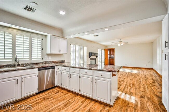 Building Photo - 6315 N Park St