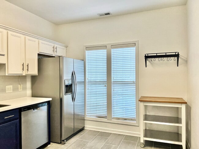 Building Photo - UPDATED 1 STORY TOWNHOME!