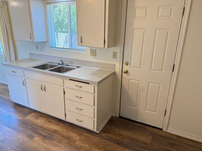 Building Photo - Updated single level 2 bed/1 bath duplex in Springfield!