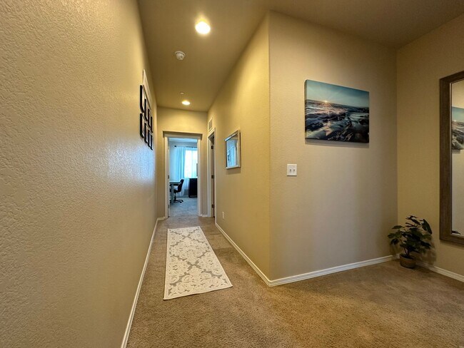 Building Photo - 2 Bed 3 Bath Townhouse with  2 Car Attache...