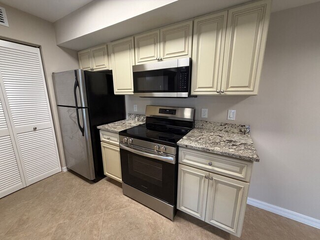 Building Photo - ANNUAL RENTAL - 1 BED / 1 BATH AT OASIS