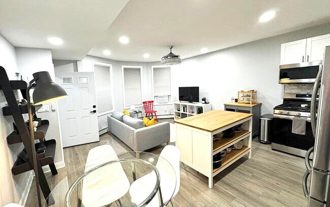 Building Photo - 17 Troy St