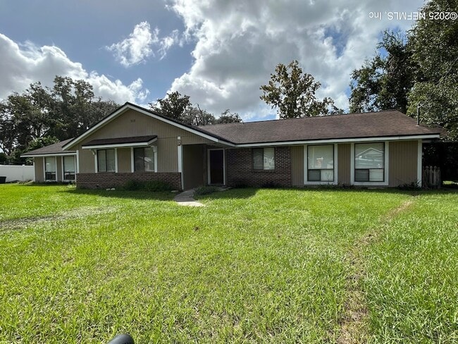 Primary Photo - 808 Meadowbrook Dr