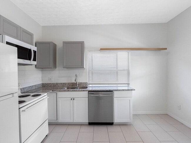Building Photo - Affordable 3/1.5 West Tampa Home