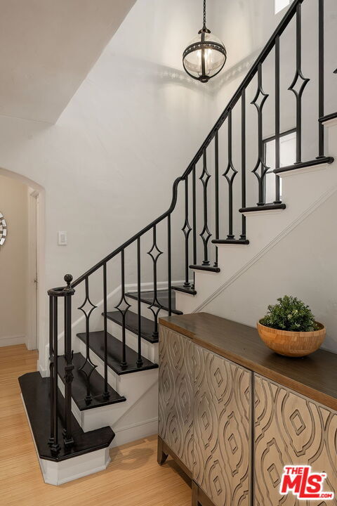 Building Photo - 1323 Club View Dr