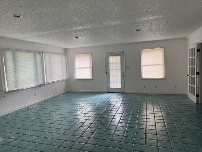 Building Photo - 2530 Merrimont Dr NW