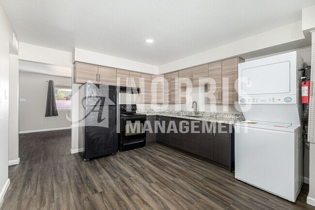 Building Photo - Convenient, Beautifully Updated Space Available Now!