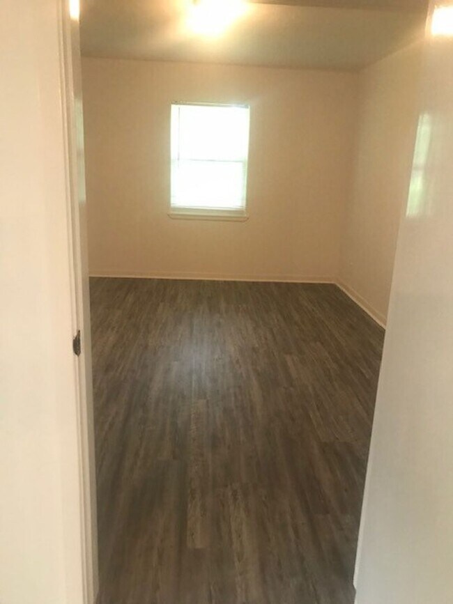 Building Photo - RECENTLY REMODELED BIG 4 BEDROOM 2 BATH LE...